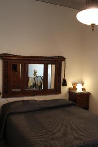 um quarto com uma cama e um espelho em Hotel Liberty em Spresiano