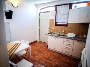 Kuchyňa alebo kuchynka v ubytovaní Studio Apartments Shanti