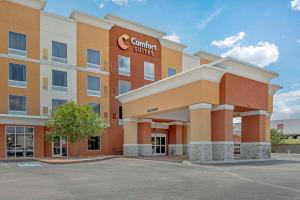 un hotel con un cartel en la parte delantera en Comfort Suites East, en Knoxville