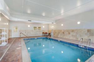 una gran piscina en una casa grande en Comfort Suites East, en Knoxville