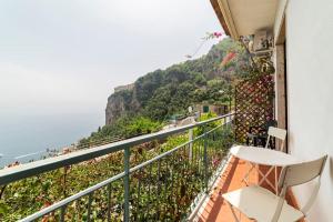 balcón con vistas a la costa de Amalfi en Amalfi Grace House - seaview, en Amalfi