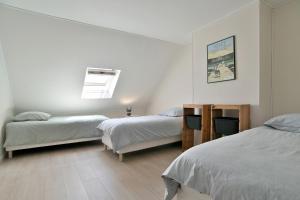 a bedroom with two beds and a skylight at Maison Grand Large - A 800 m de la plage in Saint-Cast-le-Guildo