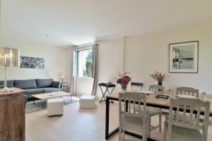 a living room with a table and a couch at Maison Grand Large - A 800 m de la plage in Saint-Cast-le-Guildo