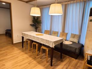首爾的住宿－3 Rooms for rent near Mapo-gu Office Station, Mapo-gu, Seoul，客厅配有桌椅和沙发