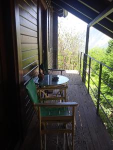 a table and chairs on the porch of a house at Enoro in Pramanta