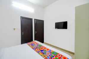 TV a/nebo společenská místnost v ubytování FabExpress Moon Residency