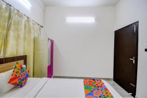 Postel nebo postele na pokoji v ubytování FabExpress Moon Residency