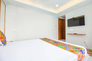 Postel nebo postele na pokoji v ubytování FabHotel Prime Rajmudra - Nr Butterfly Park - Hinjawadi