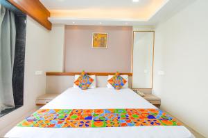 Postel nebo postele na pokoji v ubytování FabHotel Prime Rajmudra - Nr Butterfly Park - Hinjawadi