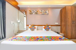 Postel nebo postele na pokoji v ubytování FabHotel Prime Rajmudra - Nr Butterfly Park - Hinjawadi