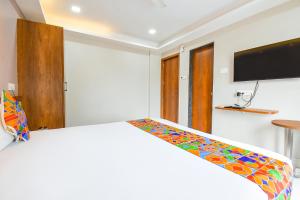 Postel nebo postele na pokoji v ubytování FabHotel Prime Rajmudra - Nr Butterfly Park - Hinjawadi