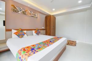 Postel nebo postele na pokoji v ubytování FabHotel Prime Rajmudra - Nr Butterfly Park - Hinjawadi