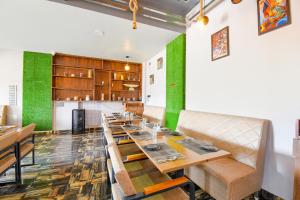 Kuchyň nebo kuchyňský kout v ubytování FabHotel Prime Rajmudra - Nr Butterfly Park - Hinjawadi