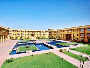 Bazén v ubytování Jaisalmer Marriott Resort & Spa nebo v jeho okolí