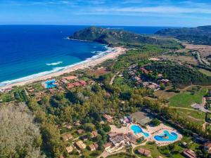 z powietrza widok na plażę i ocean w obiekcie SU BISU, Costa Rei, Ferienhaus, sea view, 500m from the beach w mieście Costa Rei