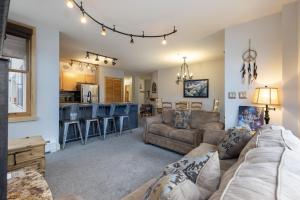 Η κουζίνα ή μικρή κουζίνα στο 8256 Silver Mill condo