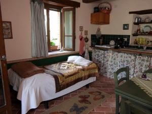 - une chambre avec un lit dans une cuisine avec une fenêtre dans l'établissement Cozy Apartment with Garden Patio Storage Deckchairs BBQ, à Pennabilli