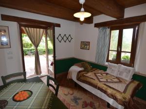 um quarto com uma cama, uma mesa e uma janela em Cozy Apartment with Garden Patio Storage Deckchairs BBQ em Pennabilli