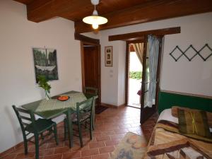 uma sala de estar com uma mesa e cadeiras e uma cama em Cozy Apartment with Garden Patio Storage Deckchairs BBQ em Pennabilli