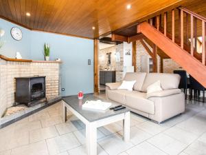 sala de estar con sofá y chimenea en Beautiful Holiday Home in Cul des Sarts with Garden, en Cul-des-Sarts