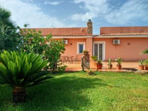 een huis met een groene tuin met een huis bij Casale 920 in Agropoli
