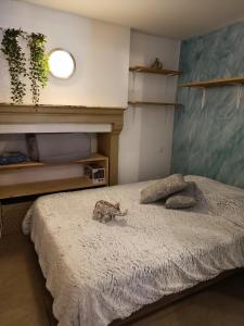 Un dormitorio con una cama con una planta. en Le Bouddha Besse, en Besse-et-Saint-Anastaise
