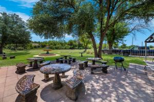 eine Terrasse mit Tischen und Stühlen in einem Park in der Unterkunft Clarion Hotel San Angelo near Convention Center in San Angelo