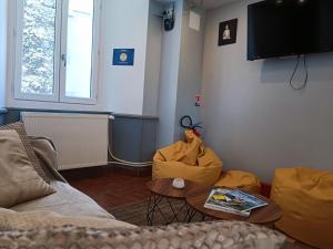 - un salon avec un canapé et une table dans l'établissement Le Bouddha Besse, à Besse-et-Saint-Anastaise
