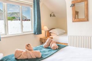 a bedroom with two towels on a bed at Meadowdore Stay B&B in Coniston