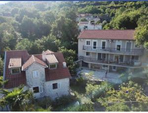 z góry widok na dom z drzewami w obiekcie Villa FRIENDS w mieście Donji Morinj