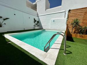 una piscina en el patio trasero de una casa en La Casa de Carmen en Castilleja de la Cuesta
