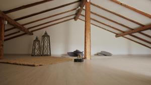 een zolderkamer met een tapijt en houten balken bij Taormina 5 stars - Villa 5 minutes from the beach in Riposto