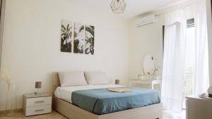 een witte slaapkamer met een bed en een spiegel bij Taormina 5 stars - Villa 5 minutes from the beach in Riposto