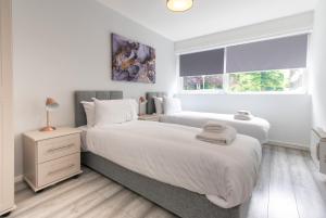 a bedroom with two beds and a window at Stunning 2 Bedroom Apartments in Birmingham in Birmingham