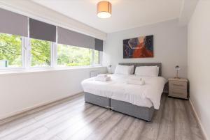 1 dormitorio blanco con 1 cama grande y ventanas en Stunning 2 Bedroom Apartments in Birmingham en Birmingham