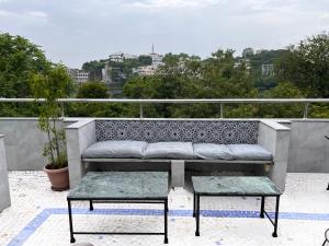 Rõdu või terrass majutusasutuses TicAna Apartments with all amenities lake view & terrace garden Ac Kitchen wifi