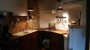 Una cocina o cocineta en Gîte Donjon
