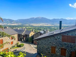 a view of a village with mountains in the background at Casa Elegancia Pleta de Saga in Ger