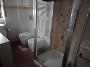 フィレンツェにあるCasa Angiのバスルーム(シャワー、トイレ、洗面台付)