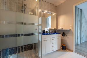 a bathroom with a shower and a sink at La Villa d'Elvine - Maison avec grand jardin 