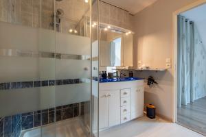 a bathroom with a shower and a sink at La Villa d'Elvine - Maison avec grand jardin in Verrie