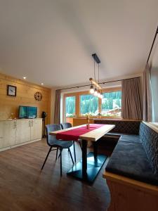 eine Küche und ein Esszimmer mit einem Tisch und Stühlen in der Unterkunft Ferienwohnungen Kirchler in Vorderlanersbach