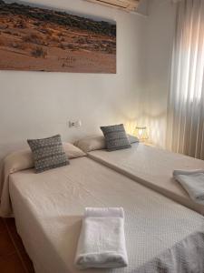 سرير أو أسرّة في غرفة في Alojamiento Rural El Sombrero