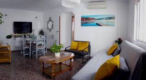 - un salon avec un canapé et une table dans l'établissement Mijas Tropical, Casita típica, à Mijas