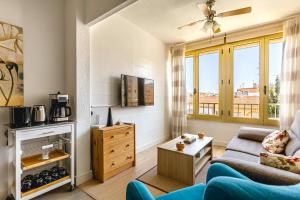 ein Wohnzimmer mit einem Sofa und einem TV in der Unterkunft Stylish apartment with amazing views in Santa Pola