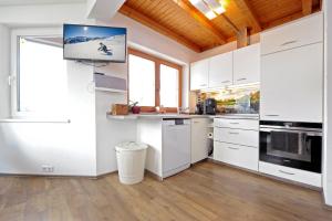Kuchyňa alebo kuchynka v ubytovaní Apartment Rossbichl