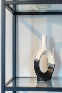 un vase assis au-dessus d'une étagère en verre dans l'établissement Agapi's Luxury Apartment, à Pylos