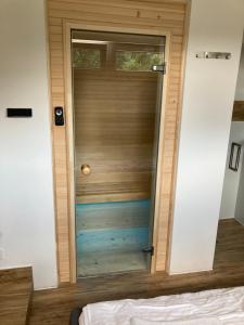 drewniane drzwi w pokoju z łóżkiem w obiekcie Sara Apartament z sauną w Ustroniu