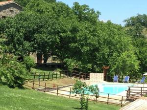 una valla alrededor de una piscina en un patio en Farmhouse in Apecchio with Swimming Pool Terrace Garden, en Apecchio
