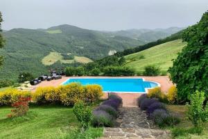 Stunning Villa in Apecchio with Jacuzzi tesisinde veya buraya yakın yüzme havuzu